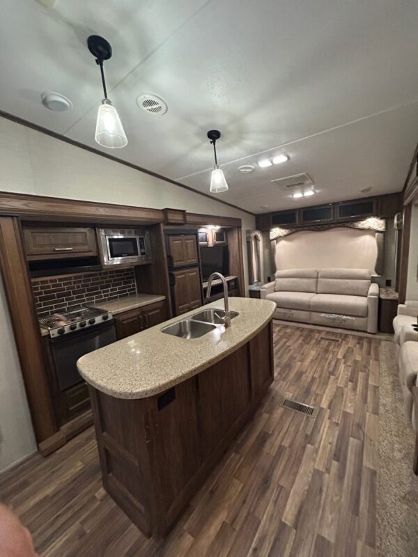2016 Keystone Cougar 303RL - Image 32