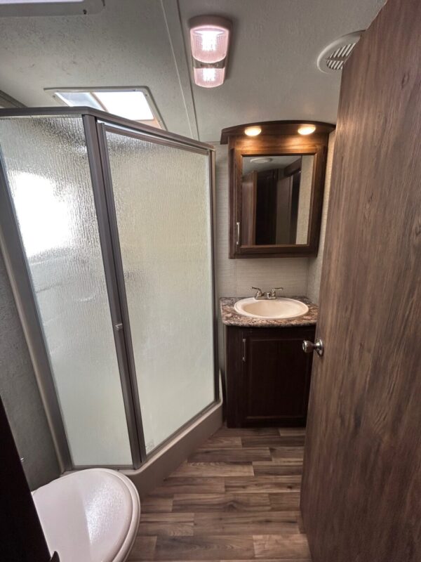 2016 Keystone Cougar 303RL - Image 10