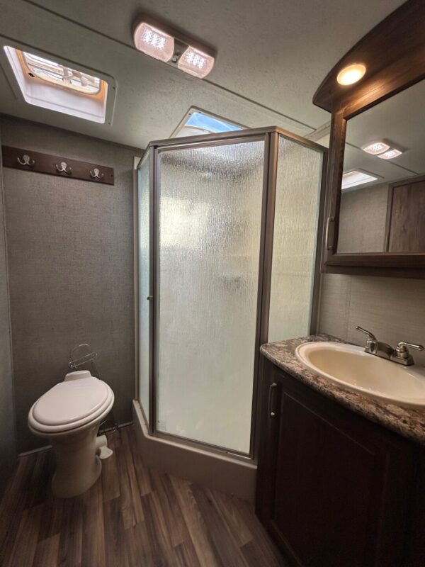 2016 Keystone Cougar 303RL - Image 11