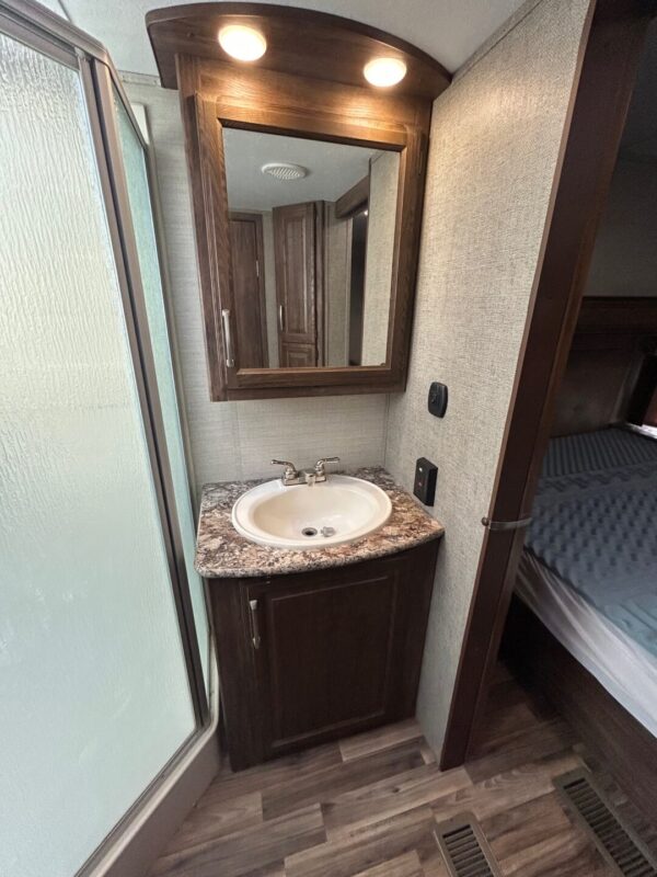 2016 Keystone Cougar 303RL - Image 13