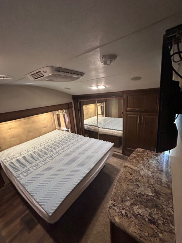 2016 Keystone Cougar 303RL - Image 16