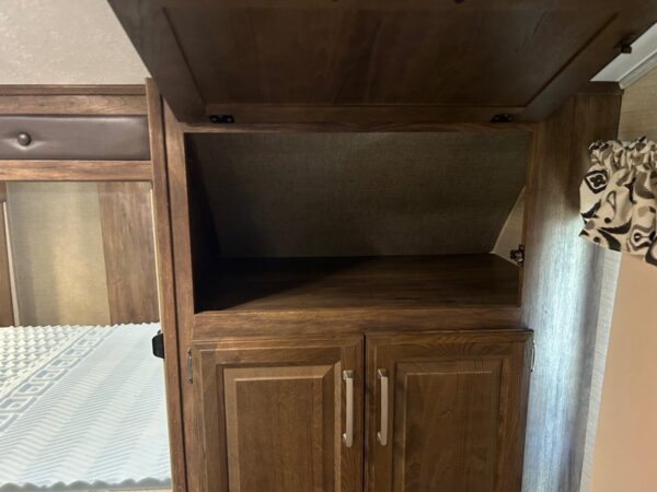 2016 Keystone Cougar 303RL - Image 17