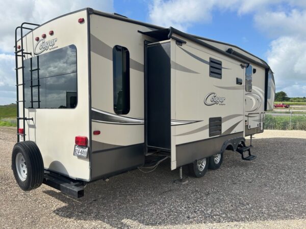 2016 Keystone Cougar 303RL - Image 6