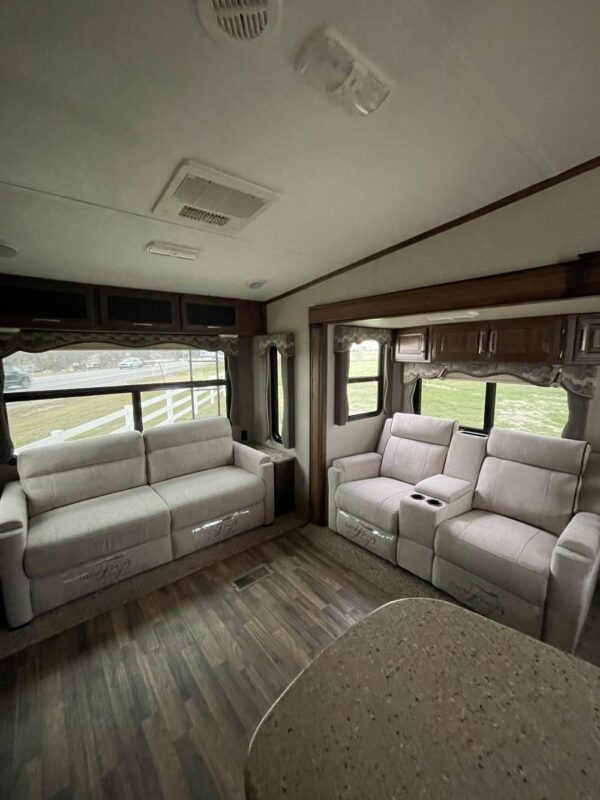 2016 Keystone Cougar 303RL - Image 4