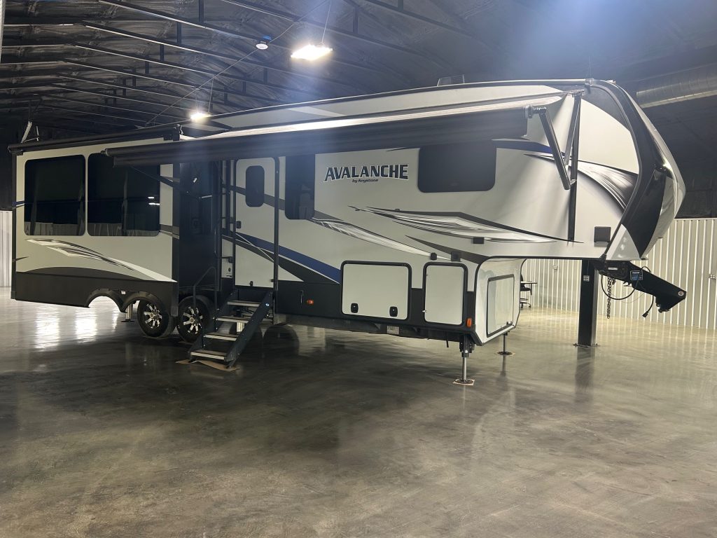 2017 Keystone Avalanche 320RS