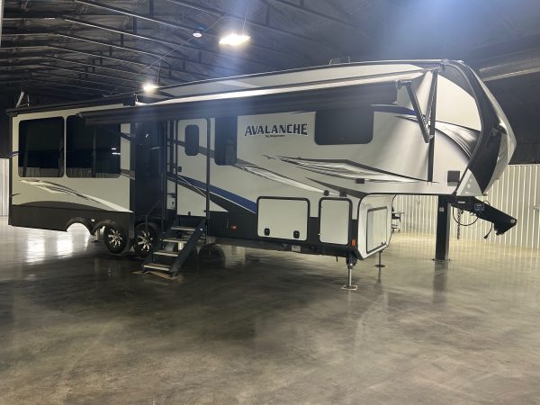 2017 Keystone Avalanche 320RS