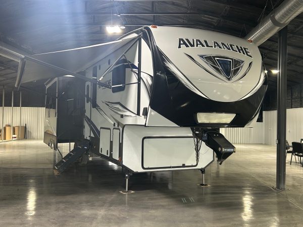 2017 Keystone Avalanche 320RS - Image 3