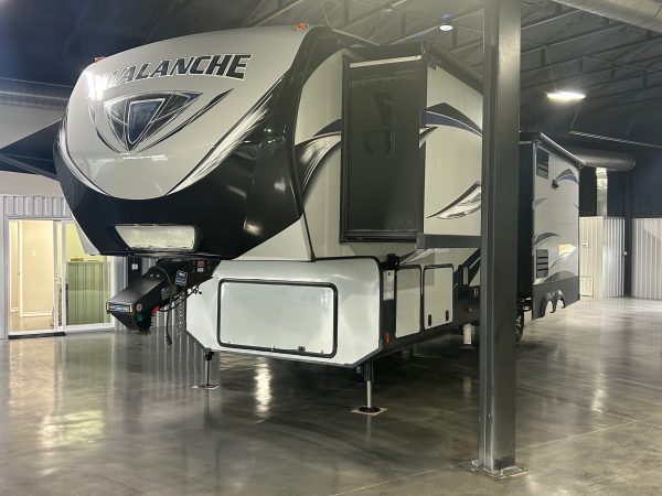 2017 Keystone Avalanche 320RS - Image 4
