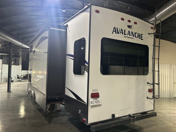 2017 Keystone Avalanche 320RS - Image 5
