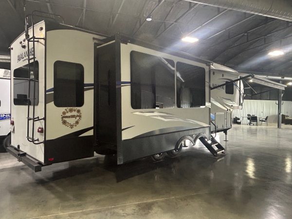 2017 Keystone Avalanche 320RS - Image 6