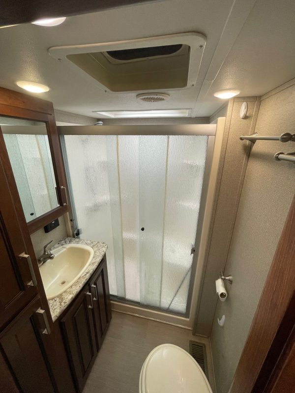 2017 Keystone Avalanche 320RS - Image 22
