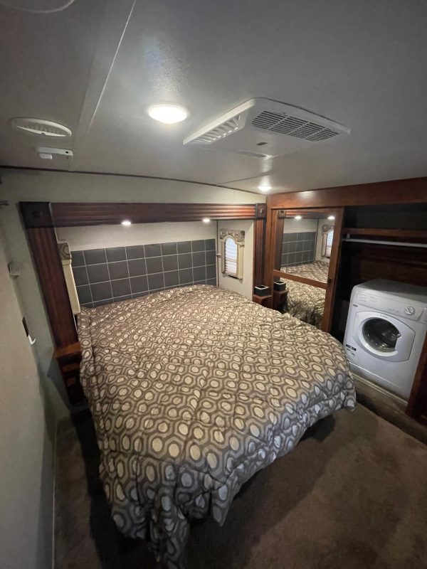 2017 Keystone Avalanche 320RS - Image 23