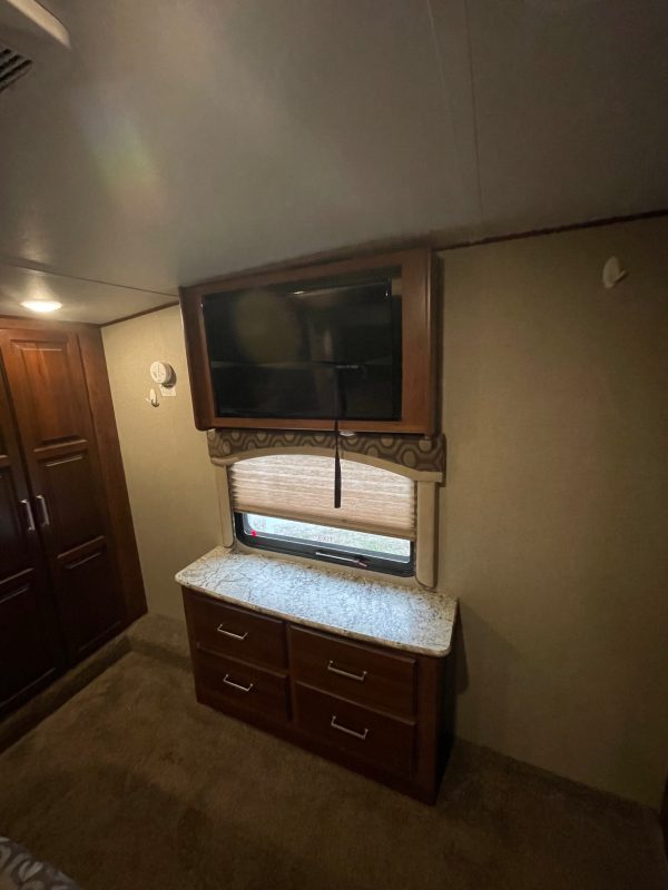 2017 Keystone Avalanche 320RS - Image 25