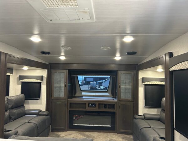 2021 Winnebago Voyage V3436FL - Image 16