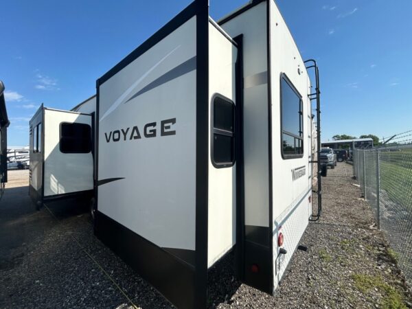 2021 Winnebago Voyage V3436FL - Image 4