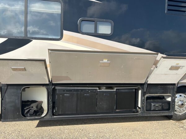 2008 Fleetwood Discovery 40X - Image 8