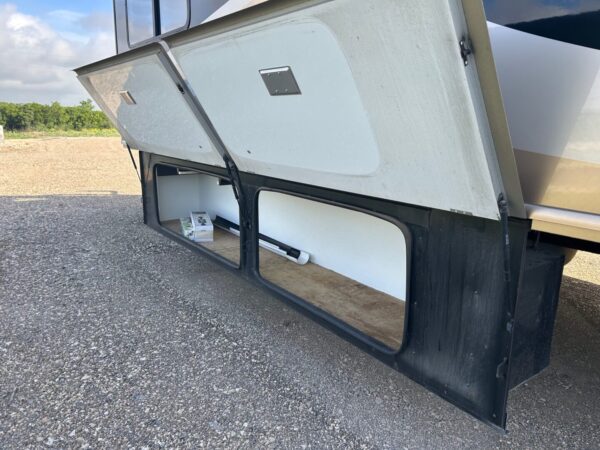 2008 Fleetwood Discovery 40X - Image 22