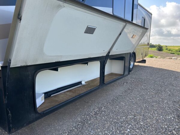 2008 Fleetwood Discovery 40X - Image 23