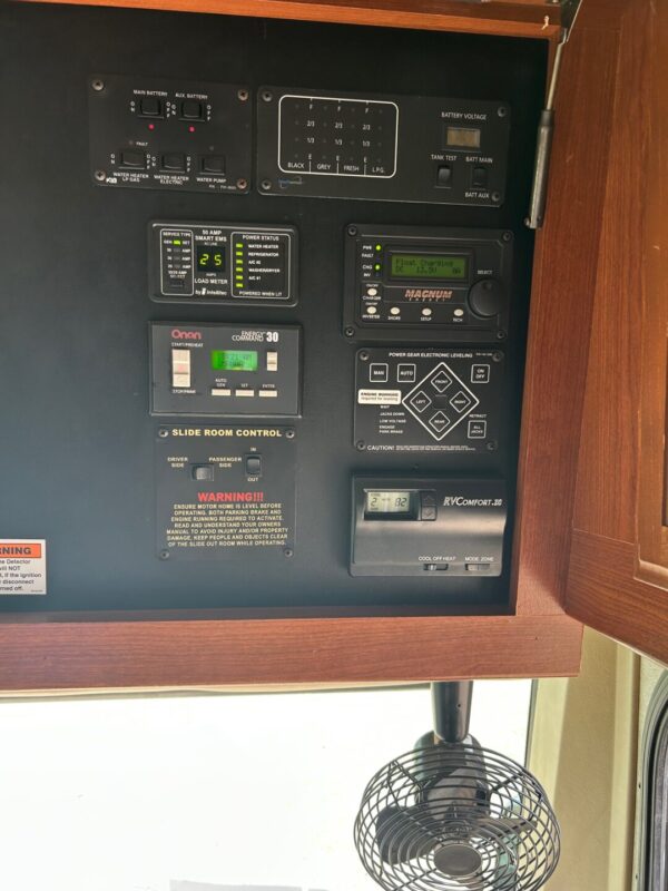 2008 Fleetwood Discovery 40X - Image 35
