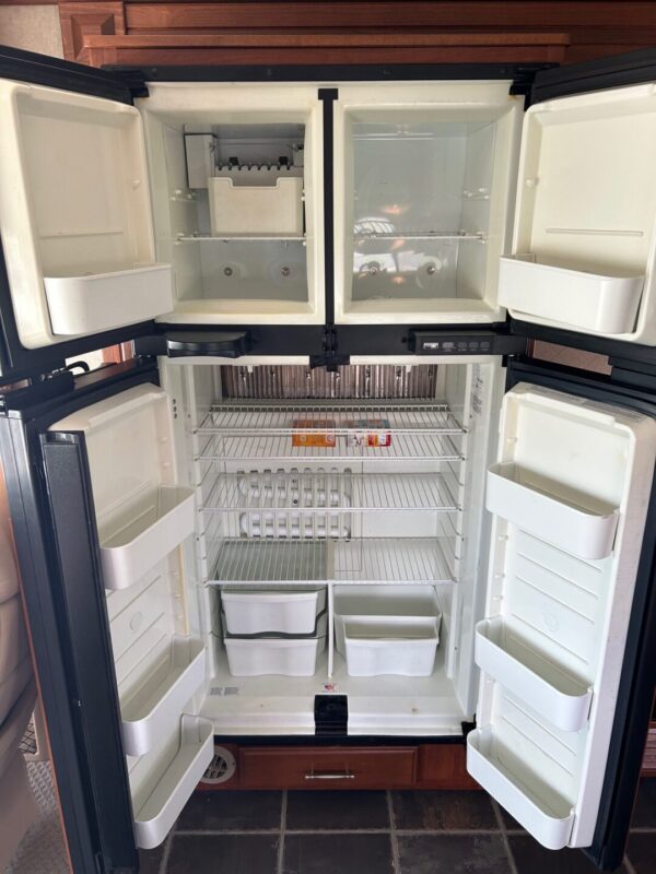2008 Fleetwood Discovery 40X - Image 41
