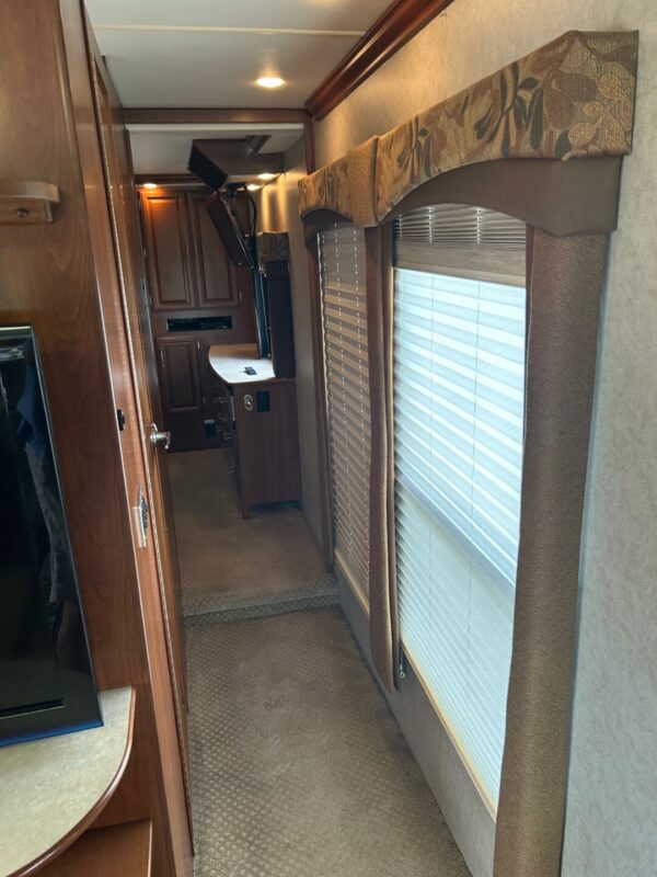 2008 Fleetwood Discovery 40X - Image 63