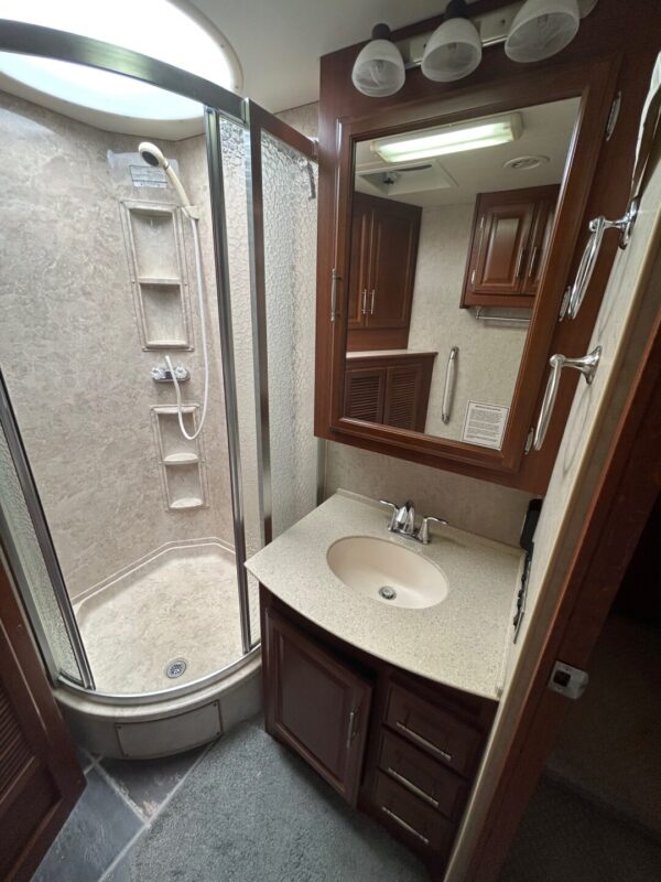 2008 Fleetwood Discovery 40X - Image 65