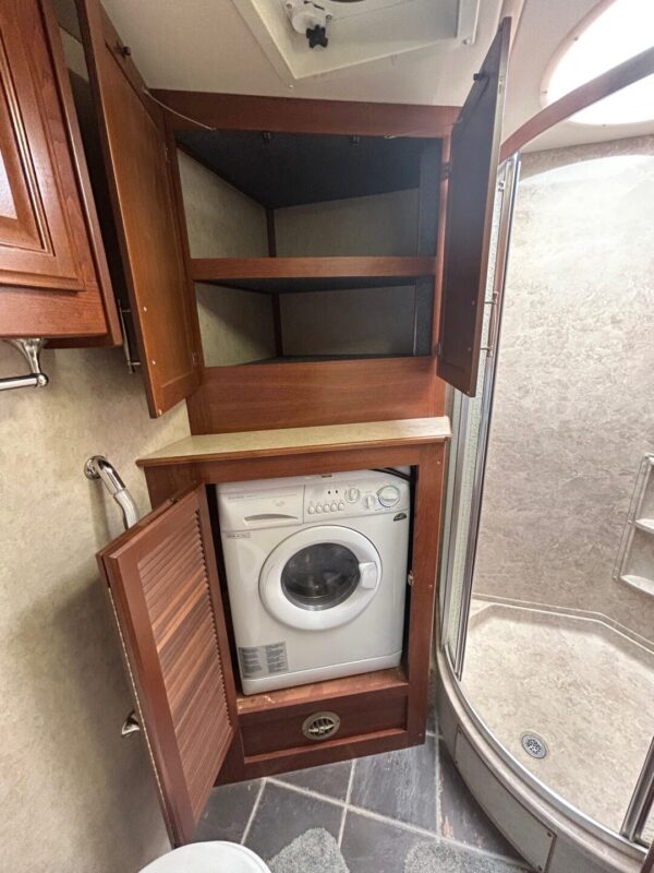 2008 Fleetwood Discovery 40X - Image 67