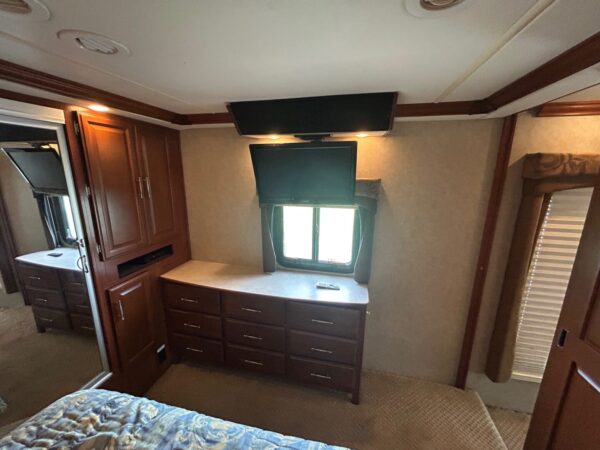 2008 Fleetwood Discovery 40X - Image 74