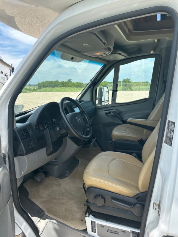 2011 Winnebago View 24K - Image 23