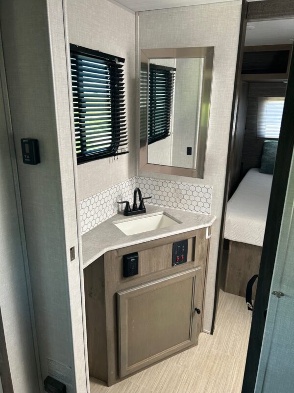 2021 Forest River Surveyor Legend 296QBLE - Image 37