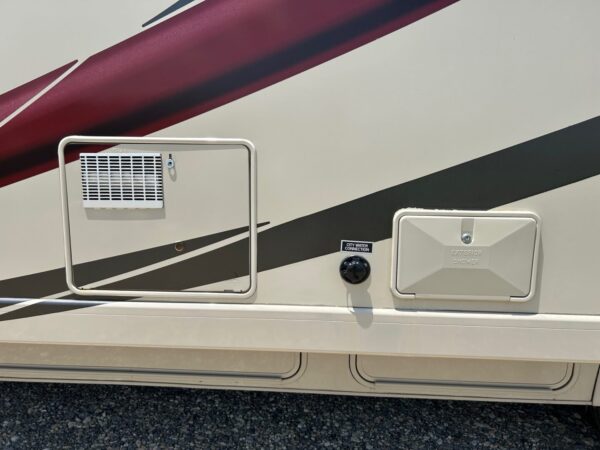 2015 Thor Chateau 31E - Image 17