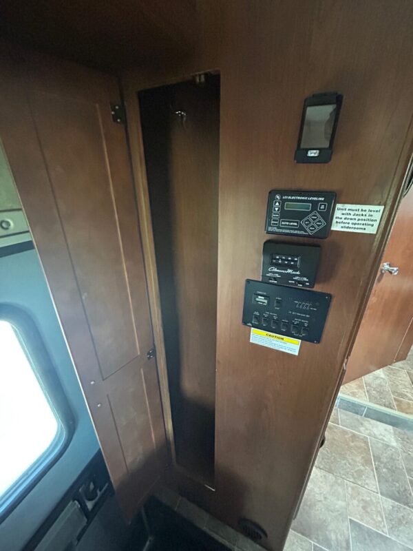 2015 Thor Chateau 31E - Image 28