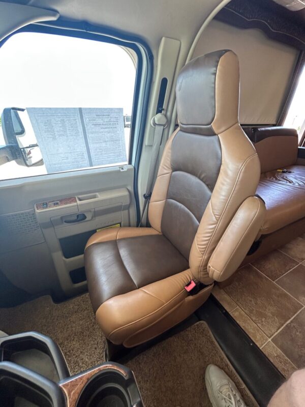 2015 Thor Chateau 31E - Image 35