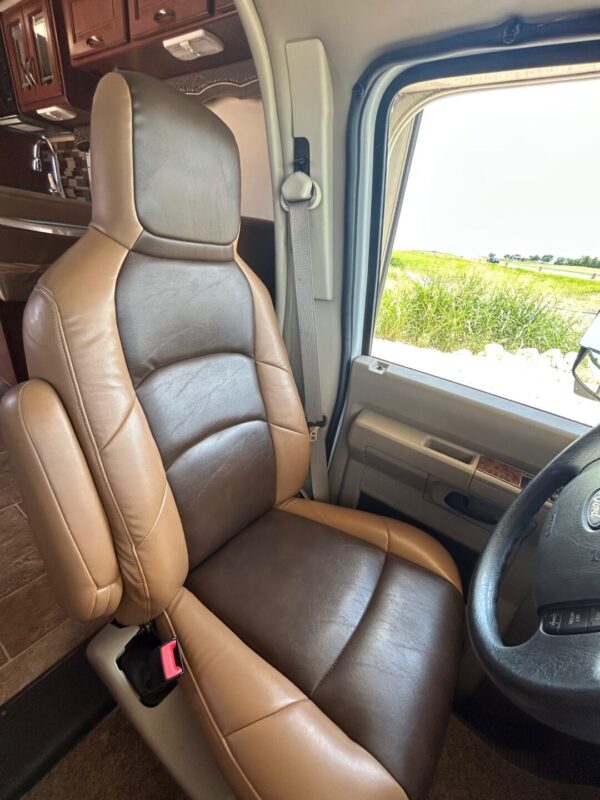 2015 Thor Chateau 31E - Image 36