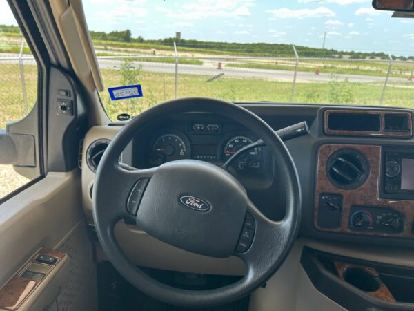 2015 Thor Chateau 31E - Image 38