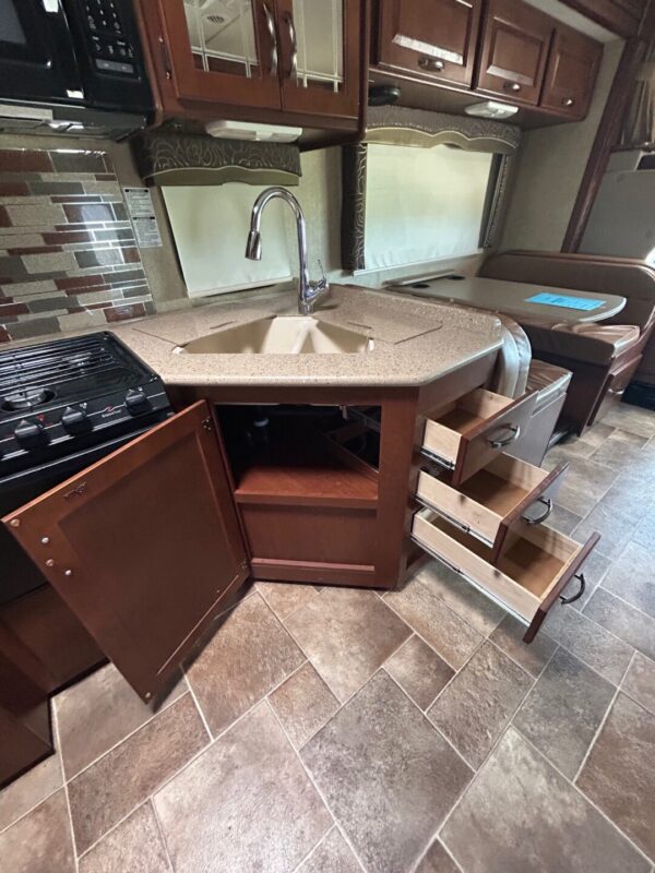 2015 Thor Chateau 31E - Image 46