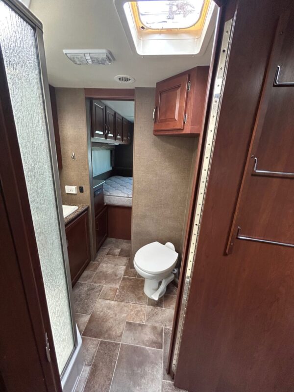 2015 Thor Chateau 31E - Image 56
