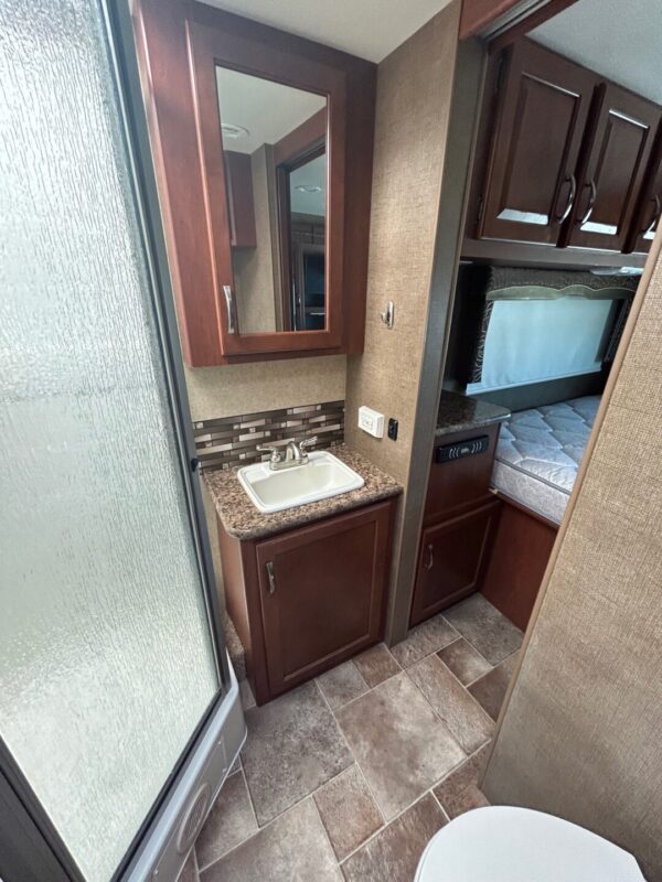2015 Thor Chateau 31E - Image 57