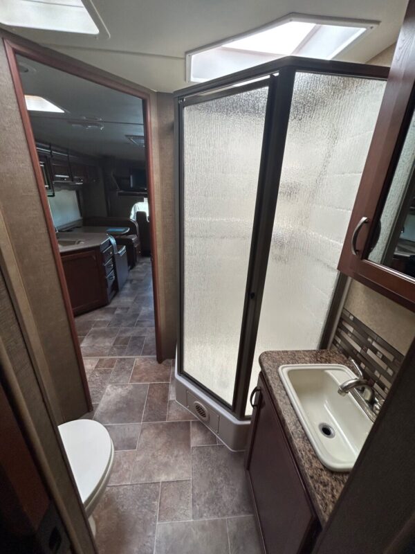 2015 Thor Chateau 31E - Image 58
