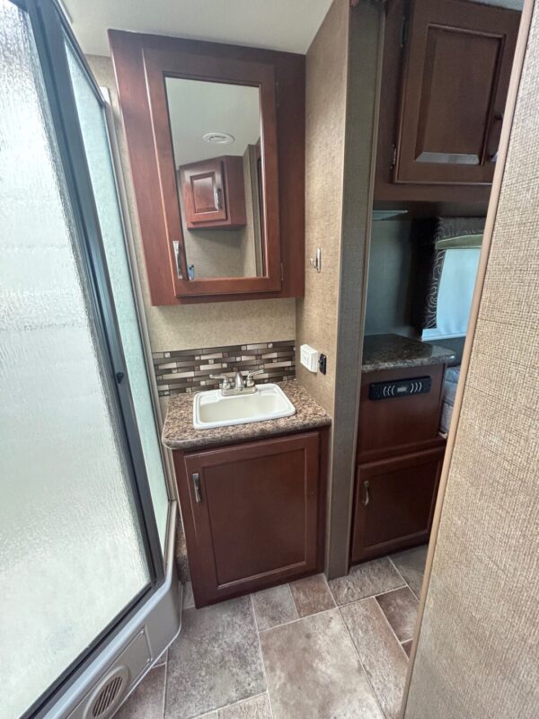 2015 Thor Chateau 31E - Image 59