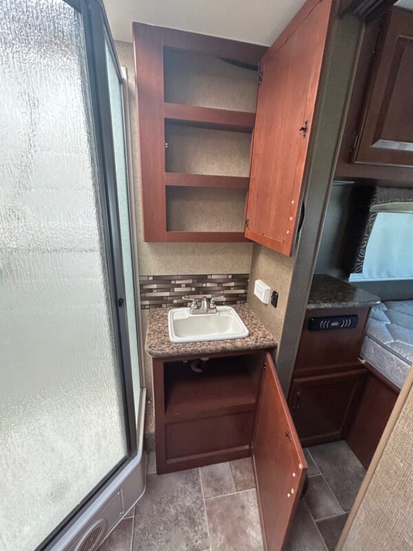2015 Thor Chateau 31E - Image 60