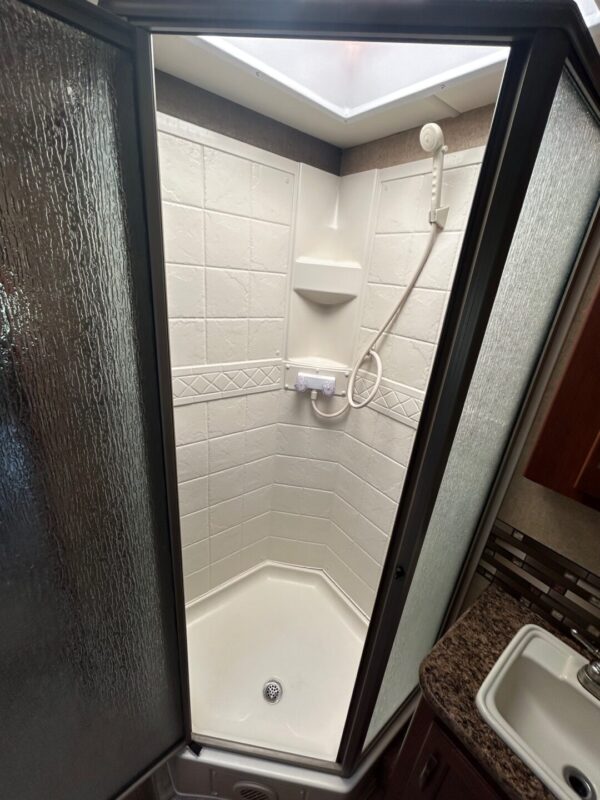 2015 Thor Chateau 31E - Image 61