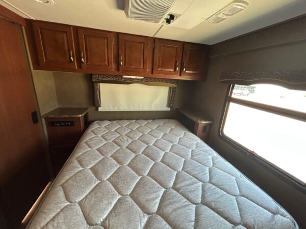 2015 Thor Chateau 31E - Image 63