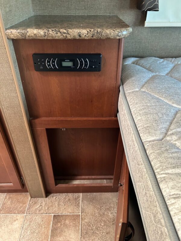 2015 Thor Chateau 31E - Image 65