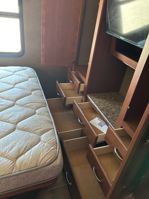 2015 Thor Chateau 31E - Image 68