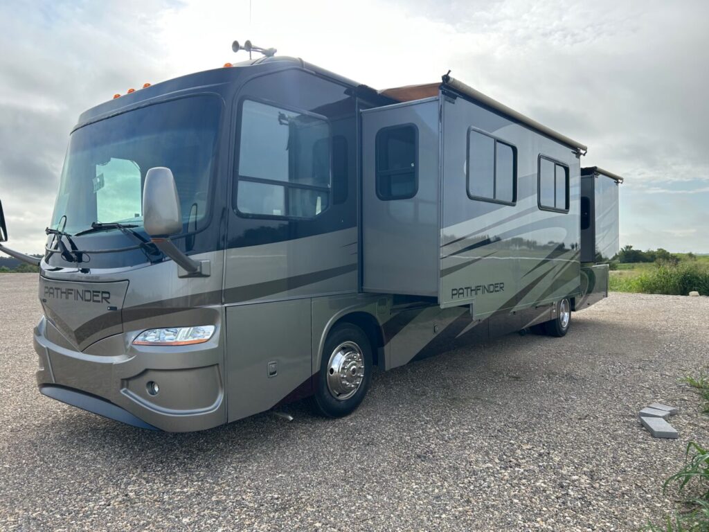 2009 Coachmen Pathfinder 405FK