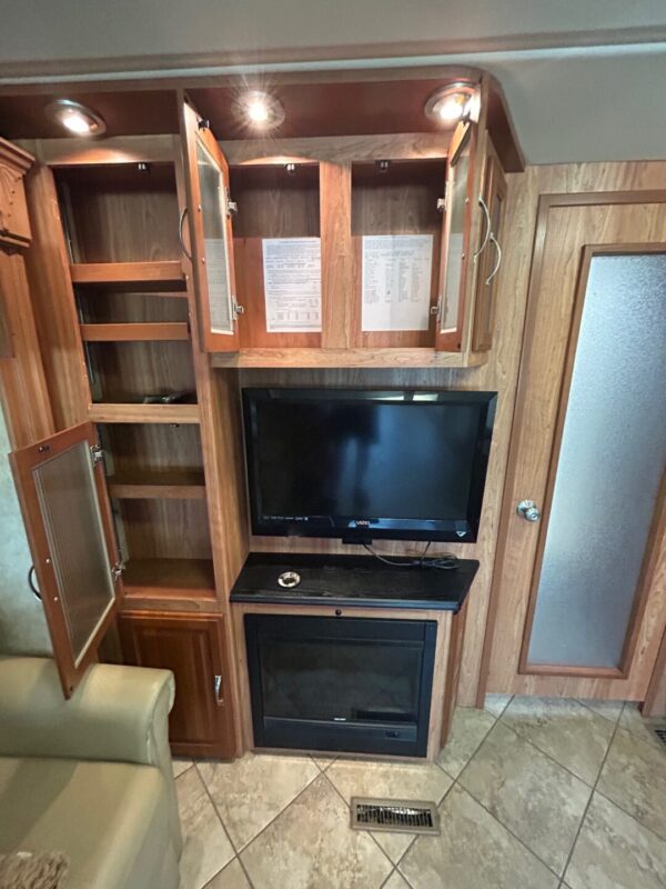 2009 Coachmen Pathfinder 405FK - Image 46