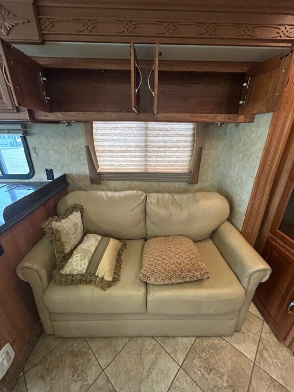 2009 Coachmen Pathfinder 405FK - Image 48