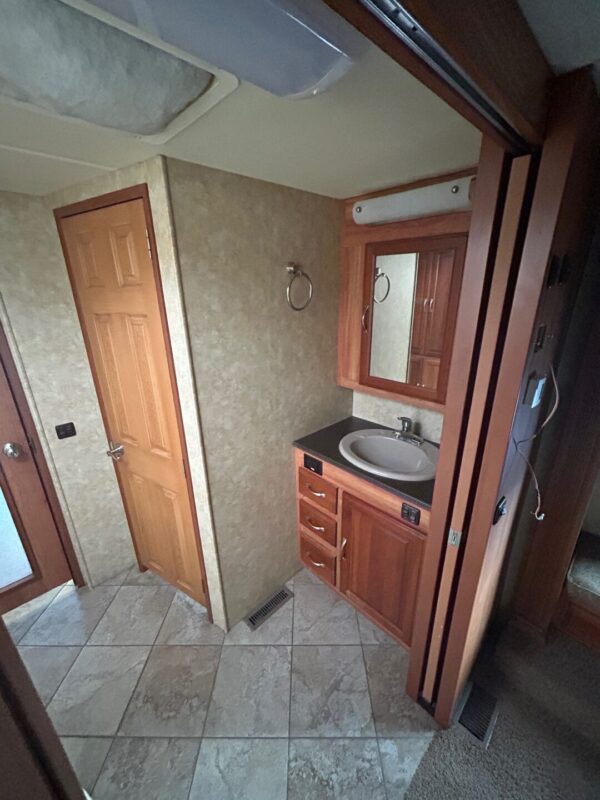 2009 Coachmen Pathfinder 405FK - Image 25