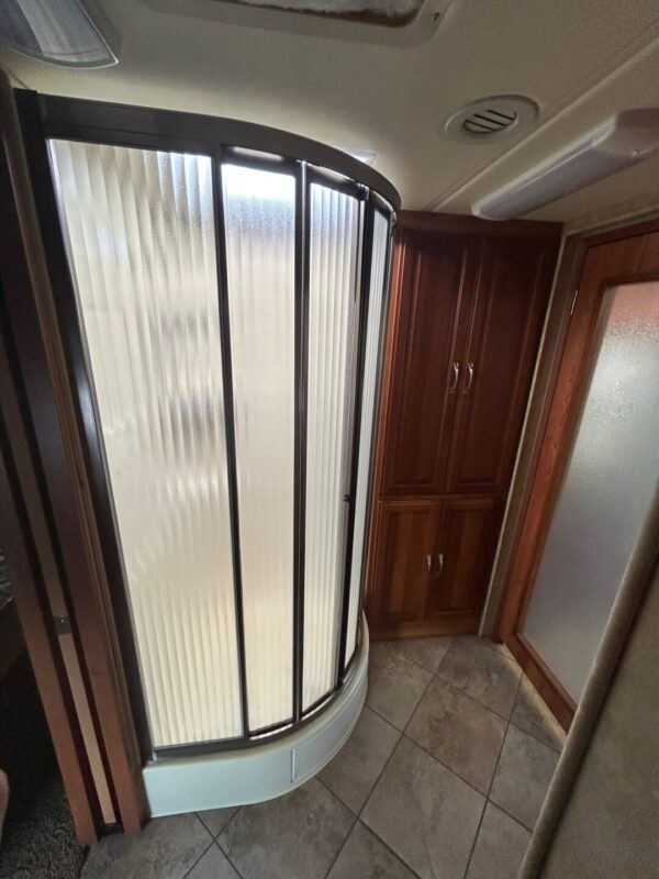 2009 Coachmen Pathfinder 405FK - Image 26